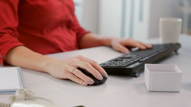 Dettaglio di una postazione amministrativa al computer per il controllo dei dati aziendali