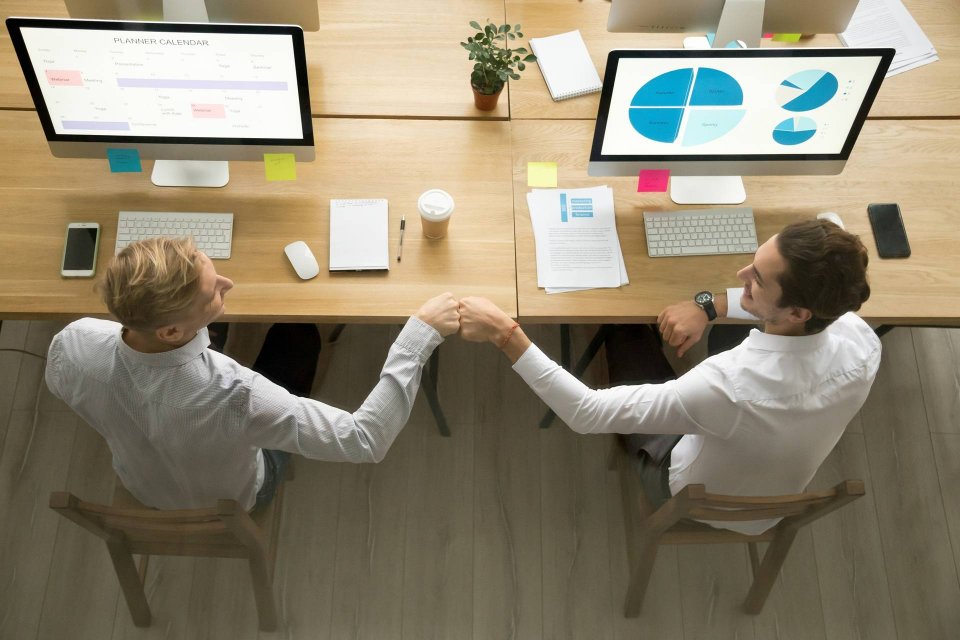 Commerciale e marketing che lavorano insieme in un CRM integrato