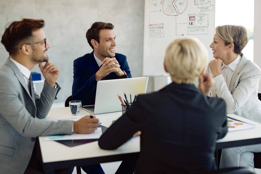 Team aziendale al lavoro su una comunicazione coordinata tra marketing, commerciale e customer care