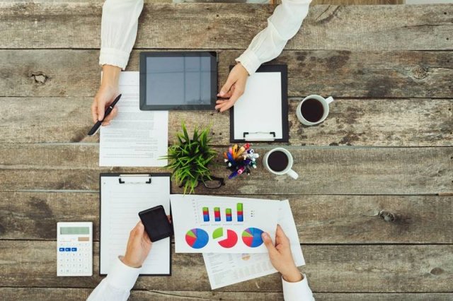 Team aziendale analizza dati commerciali e gestionali condivisi