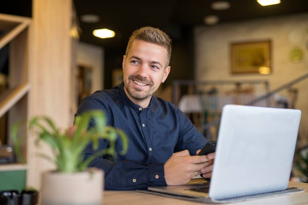 Professionista al computer durante la gestione della scheda dipendente