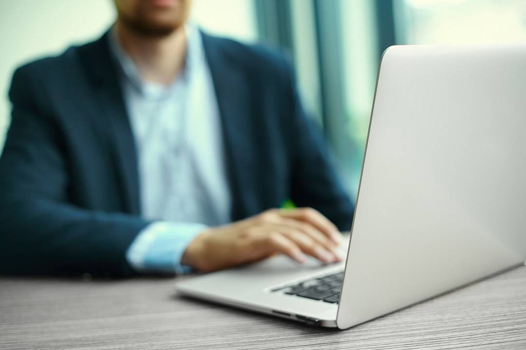 Commerciale al computer organizza attività e follow-up con i clienti