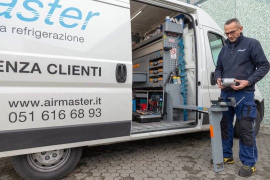 Tecnico Airmaster davanti al furgone attrezzato durante un intervento di assistenza tecnica
