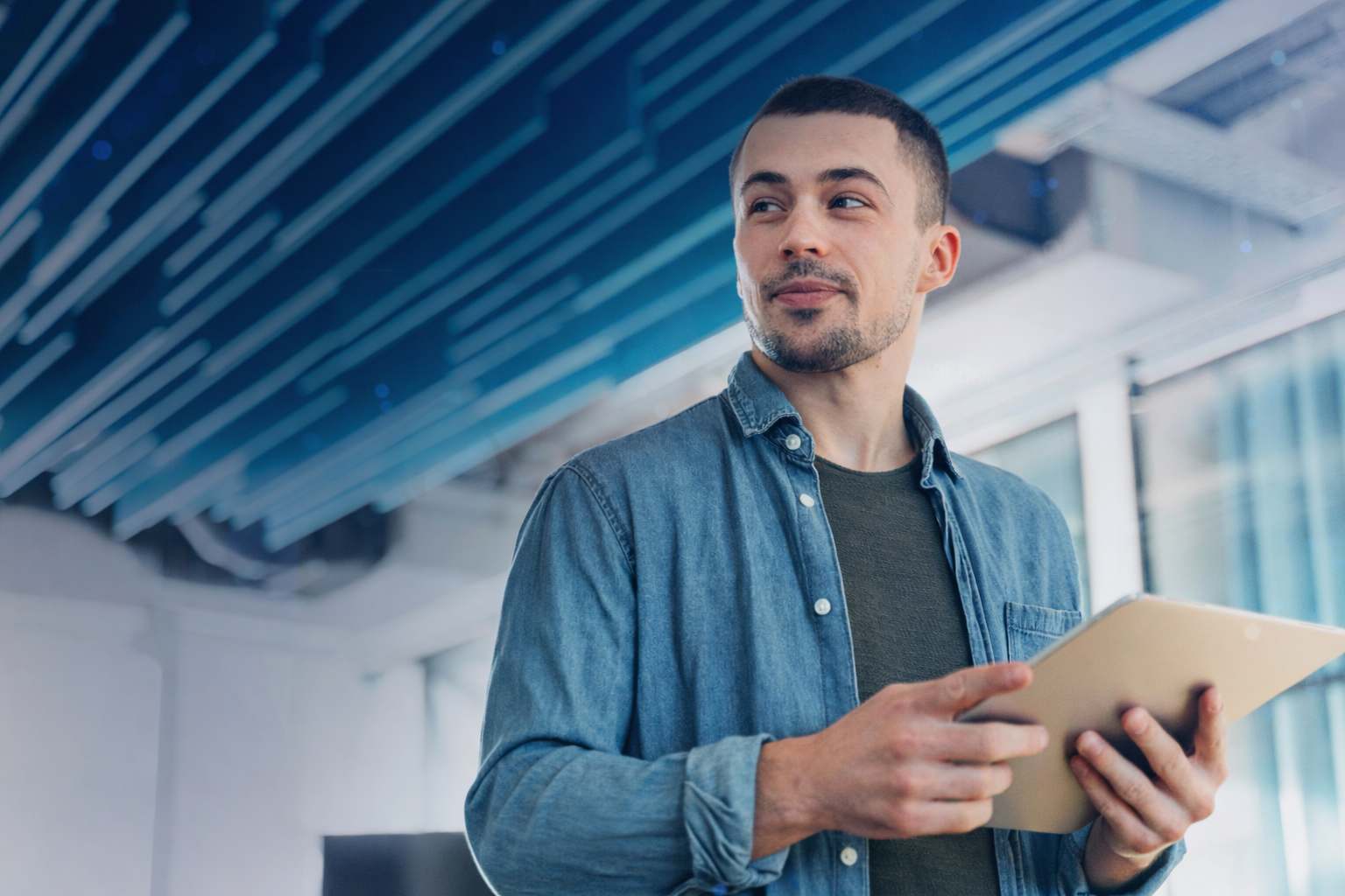 Professionista che usa un tablet per analizzare dati aziendali