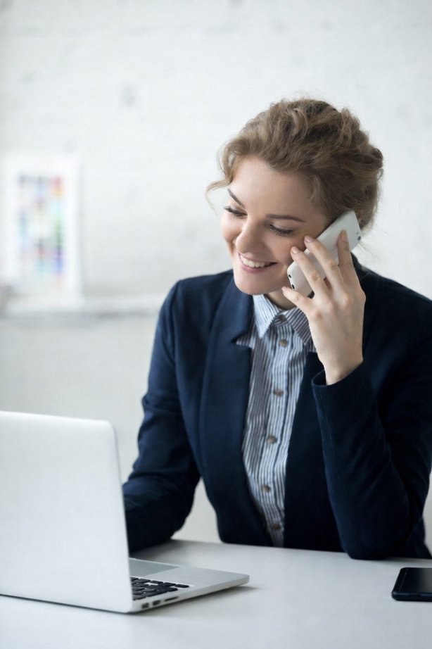 Professionista al telefono in ufficio