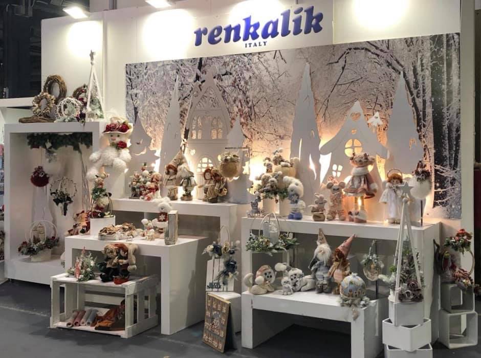 Stand Renkalik con esposizione di prodotti per hobbistica, decorazione e cartonaggio creativo.