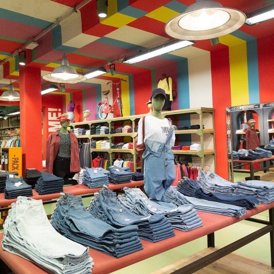 Interno di un punto vendita Scout con esposizione di abbigliamento, jeans e capi streetwear.