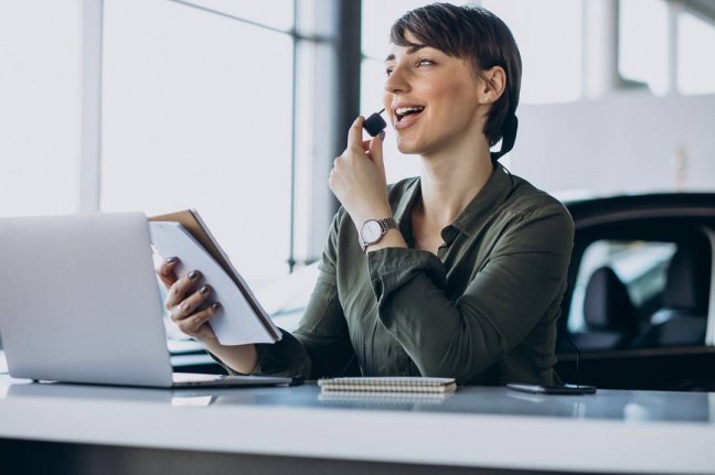 Consulente Softer che affianca una PMI nella valutazione di soluzioni personalizzate