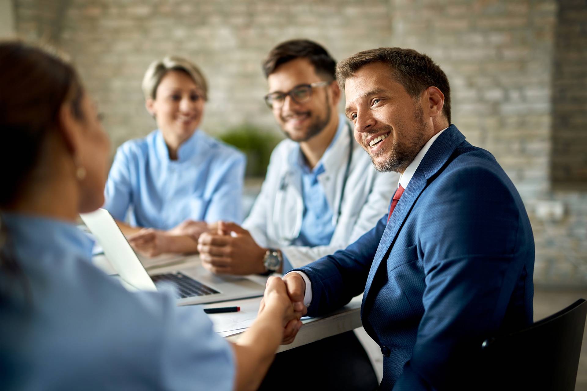 Consulente e team al lavoro su soluzioni personalizzate per PMI con InnovaCRM e Passepartout Mexal