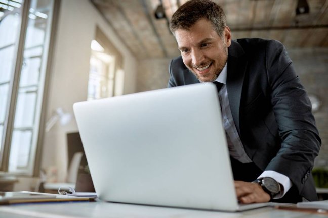 Collaboratori che usano strumenti digitali per gestire processi aziendali personalizzati